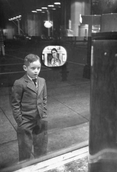Niño mirando la TV. 1948