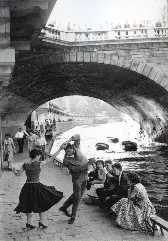 dancing-by-the-seine-in-paris-1950
